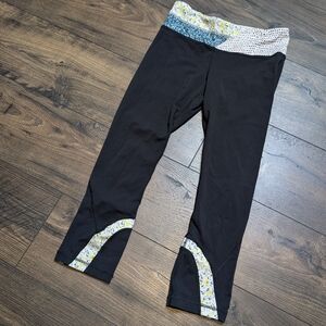 Lululemon Floral Band Legging Capris Size 4‎